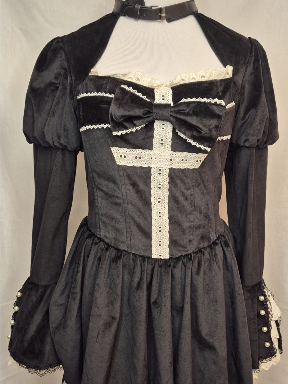 2056 - Gothic Lace Trim Black Velvet Dress with Bow